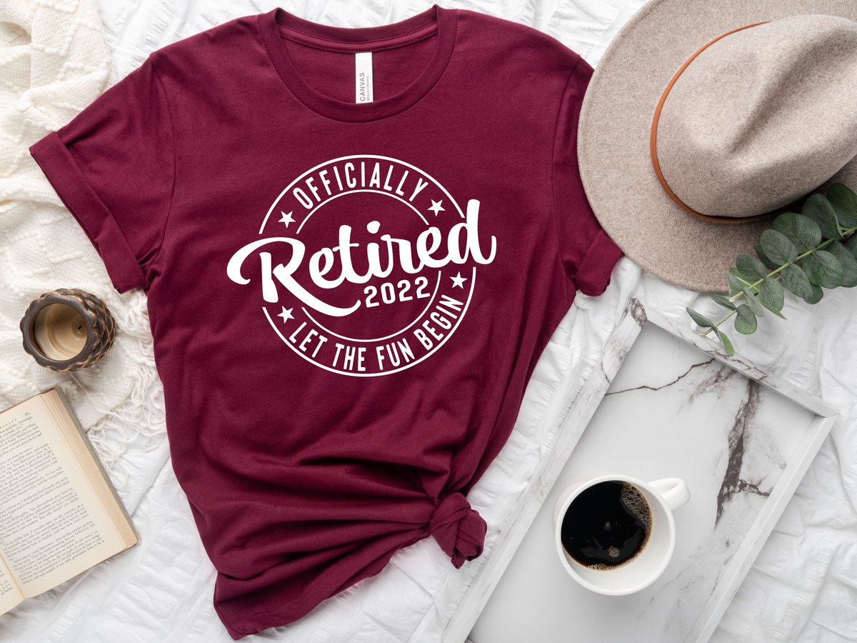 Lykke Officially Retired Let The Fun Begin| Cadeau T-shirt voor heren | Vaders dag Cadeau|Grappige Pensioen Cadeau| Maroon| Maat L